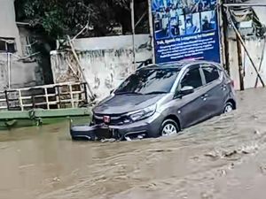 1 Mobil Terseret-Terjebak Banjir Deras di Jalan Mahar Martanegara Cimahi