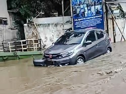 1 Mobil Terseret-Terjebak Banjir Deras di Jalan Mahar Martanegara Cimahi