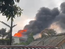 Pabrik Terpal di Bogor Terbakar Hebat, Asap Tebal Membumbung Tinggi