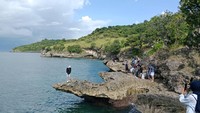 Batu Karang di Pantai Pink Lombok Timur Jadi Spot Foto Favorit Pengunjung
