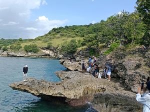 Batu Karang di Pantai Pink Lombok Timur Jadi Spot Foto Favorit Pengunjung