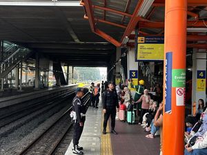 Brimob Polda Metro Lakukan Pengamanan Arus Balik Lebaran di Stasiun Bekasi