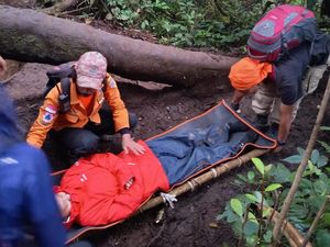 3 Pendaki Perempuan Dievakuasi dari Gunung Dempo karena Hiportemia-Cedera