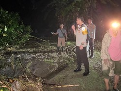 Banjir-Longsor Terjang OKU, Polisi Evakuasi Warga hingga Bangun Dapur Umum
