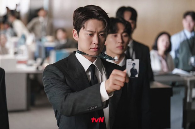 Gong Myung bekerja keras menggali kabar burung dalam kantor melalui perannya sebagai Noh Ki Jun di drama 'Filing for Love'.