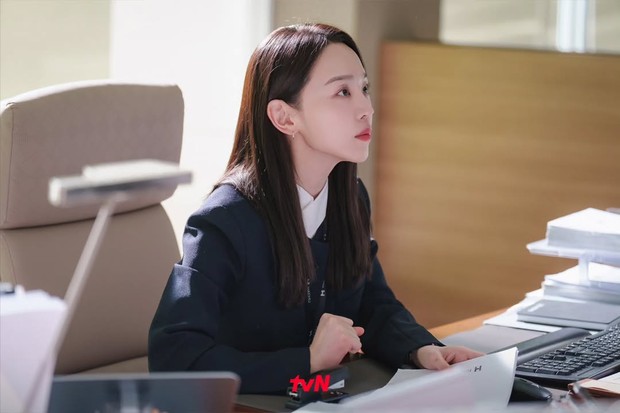 Potret Shin Hae Sun memerankan karakter Joo In Ah dalam drama 'Filing for Love'.