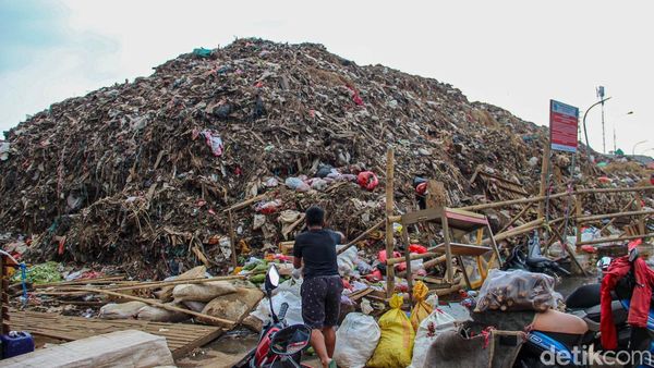 Sampah Setinggi 6 Meter Menggunung di Pasar Induk Kramat Jati, Bau Menyengat