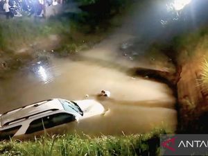 Fortuner Bawa 5 Pemudik Nyemplung ke Saluran Irigasi di OKU Timur Sulsel