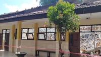 Tak Ada Angin dan Hujan, Atap Sekolah di Ampelgading Malang Ambruk