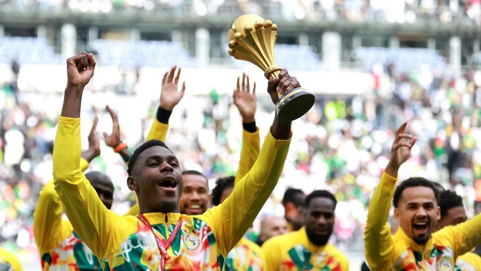 Soccer Football - International Friendly - Senegal v Peru - Stade de France, Saint-Denis, France - March 28, 2026 Senegals Moussa Niakhate celebrates with the CAF Africa Cup of Nations trophy before the match REUTERS/Stephanie Lecocq     TPX IMAGES 