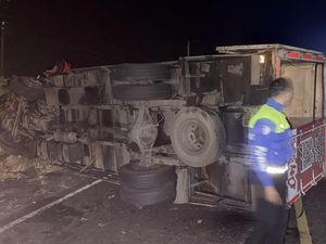 Mobil BR-V Tabrakan dengan Truk Ekspedisi di Pinrang, 1 Wanita Tewas