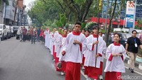 Umat Katolik di Katedral Medan Awali Pekan Suci dengan Perarakan Minggu Palma