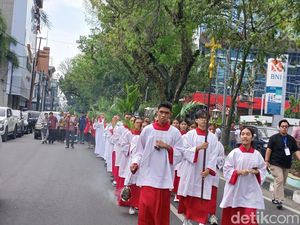 Umat Katolik di Katedral Medan Awali Pekan Suci dengan Perarakan Minggu Palma