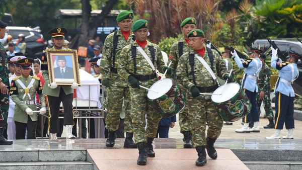 Upacara Militer Iringi Pemakaman Juwono Sudarsono di TMP Kalibata
