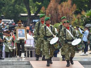 Upacara Militer Iringi Pemakaman Juwono Sudarsono di TMP Kalibata