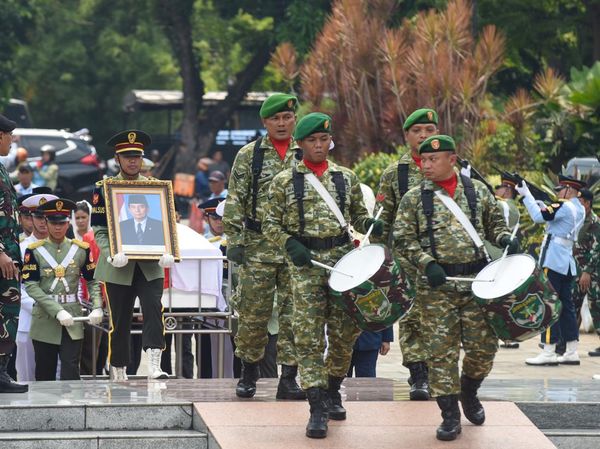 Upacara Militer Iringi Pemakaman Juwono Sudarsono di TMP Kalibata