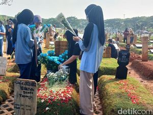 Penggemar dan Orang Tua Ziarah ke Makam di Momen Ultah Vidi Aldiano Ke-36