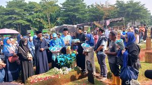 Suasana Haru di Makam Bertepatan Momen Ultah Vidi Aldiano