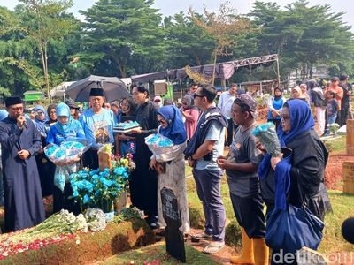 Suasana Haru di Makam Bertepatan Momen Ultah Vidi Aldiano