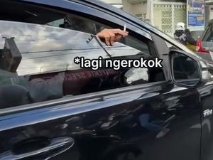 Viral Pengemudi Mobil Berstiker FK UMM Merokok Saat Berkendara