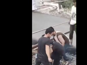 Viral Warga Blokir Rel Kereta Api Usai Mobil Tersemper