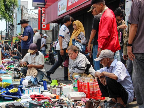 Warga Serbu Pasar Loak Jatinegara, Berburu Barang Murah di Akhir Pekan