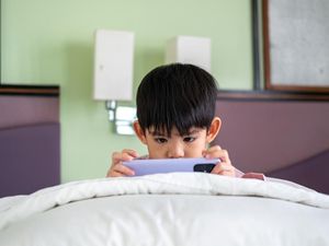 Screen Time Anak Berlebihan? Riset: Hati-hati! Bisa Ganggu Bahasa dan Emosi
