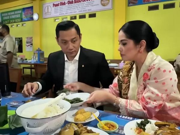 Annisa Pohan Hobi Kulineran di Berbagai Kota, Cicip Sei Sapi hingga Ayam Legendaris
