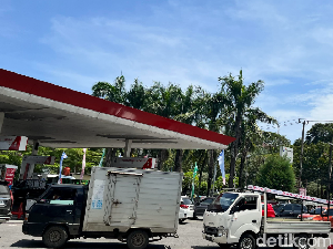 Antrean di SPBU Urip-Bawakaraeng Makassar Padat, Kendaraan Mengular ke Jalan