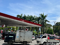 Antrean di SPBU Urip-Bawakaraeng Makassar Padat, Kendaraan Mengular ke Jalan