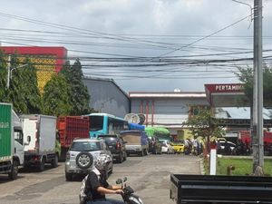 SPBU Sepanjang Perintis Makassar Antre Panjang, Didominasi Truk-Bus