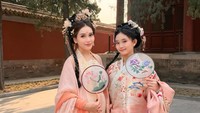 Gaya Kompak Ayu Ting Ting & Putrinya Tampil Bak Gadis China Pakai Hanfu