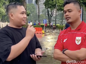 Bepe yang Ini Hujan-hujanan Motoran demi Nonton Timnas Indonesia di GBK