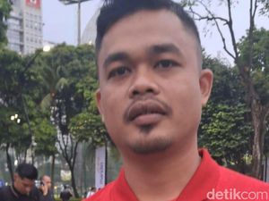 Momen Suporter Rebutan Foto Bareng Jay Idzes dan Bepe di GBK!