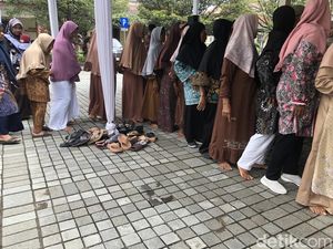 Aksi Polos Emak-emak Copot Sandal Saat Bakdan dengan Sultan HB X
