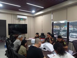 Kejari Batam Terima 4 Tersangka-Barang Bukti Kasus Penganiayaan Calon LC