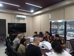 Kejari Batam Terima 4 Tersangka-Barang Bukti Kasus Penganiayaan Calon LC