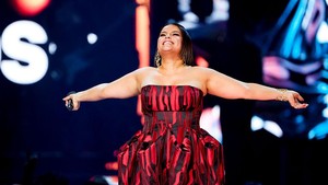 Foto: Gaya Nelly Furtado Penuh Percaya Diri, Berjuang Lawan Body Shamming