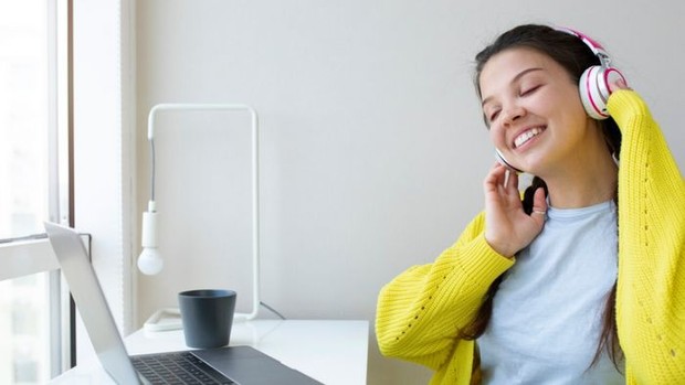 Ilustrasi Perempuan Bekerja dengan Mendengarkan Musik/Foto: Freepik.com