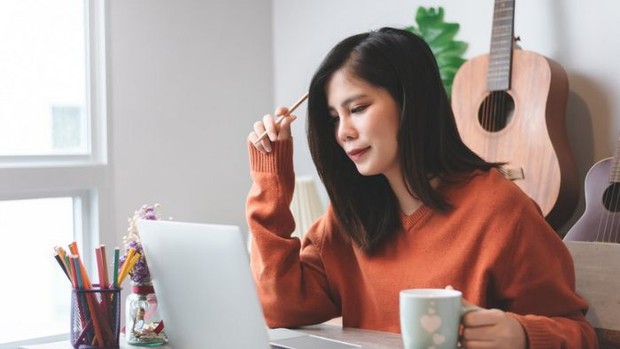 Ilustrasi Perempuan Bekerja dengan Mendengarkan Musik/Foto: Freepik.com/partystock