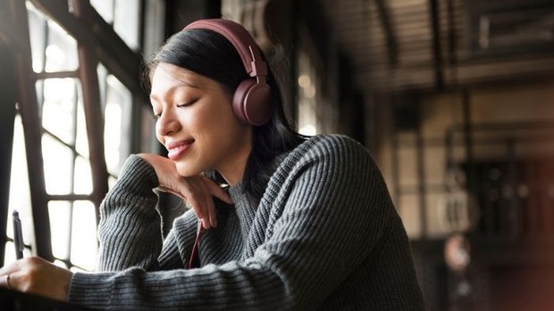 Ilustrasi Perempuan Bekerja dengan Mendengarkan Musik/Foto: Freepik.com/rawpixel.com