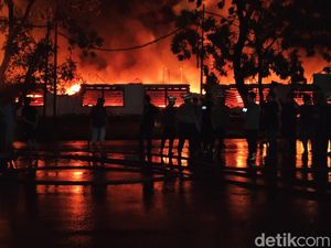 Video: 11 Jam Dilalap Api! Kebakaran Pabrik Terpal di Bogor Akhirnya Bisa Dijinakkan