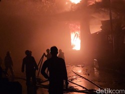 11 Jam Lebih, Amukan Api di Pabrik Terpal Bogor Mulai Jinak