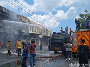 Depo Oli di Mataram Terbakar, Karyawan Lompat dari Lantai 2
