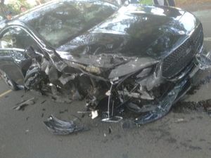 Tabrakan Mercy Vs Xpander hingga Ringsek di Serpong, 1 Orang Terluka