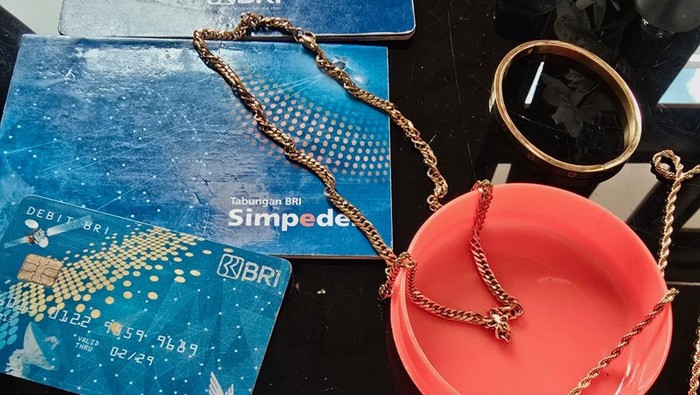 Seorang asisten rumah tangga di Kendari ditangkap setelah menukar 30 gram perhiasan emas majikannya dengan imitasi, menyebabkan kerugian Rp 48 juta.