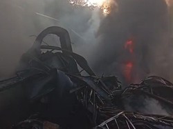 Damkar Ungkap Kendala Pemadaman Api Pabrik Terpal di Bogor