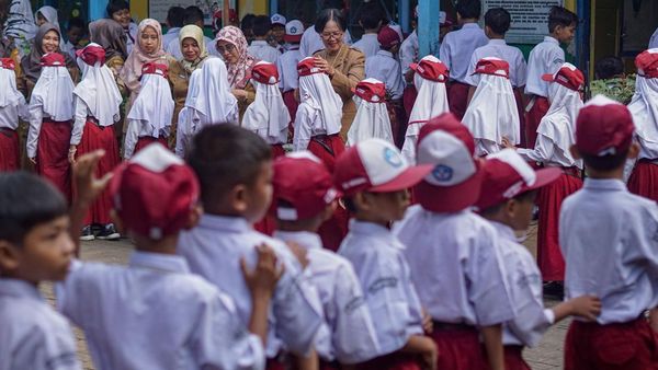 Libur Usai, Siswa-siswi Kembali ke Bangku Sekolah