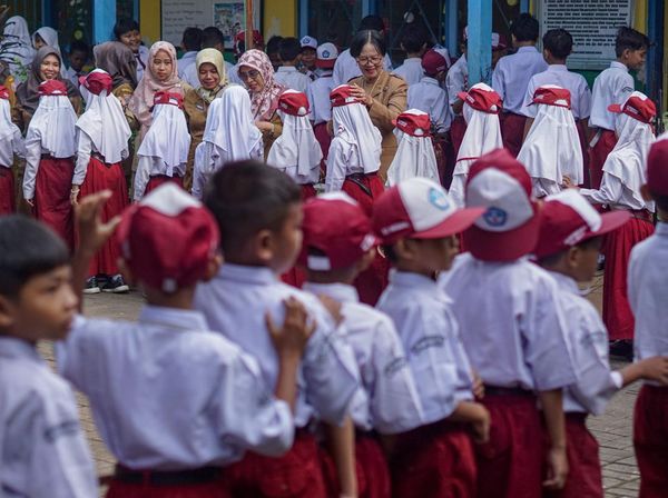 Libur Usai, Siswa-siswi Kembali ke Bangku Sekolah