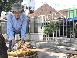 Kacang Rebus dan Langkah Mahri Menantang Aspal Bandung di Usia Senja
